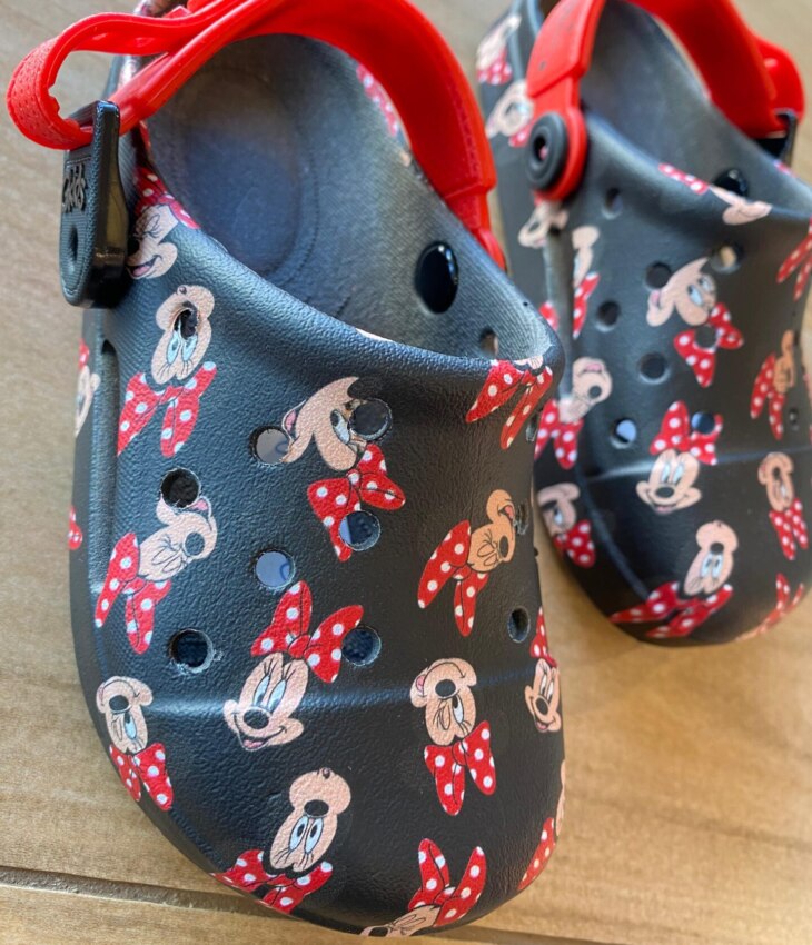 fernandaramoskids com br Babuche Infantil Feminino Estampado Preto e Vermelho1