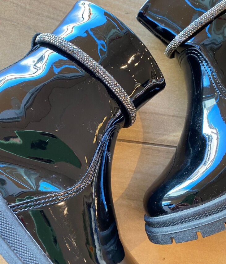 fernandaramoskids com br Bota Infantil Feminina Cano Curto Detalhe em Strass Verniz Preta1