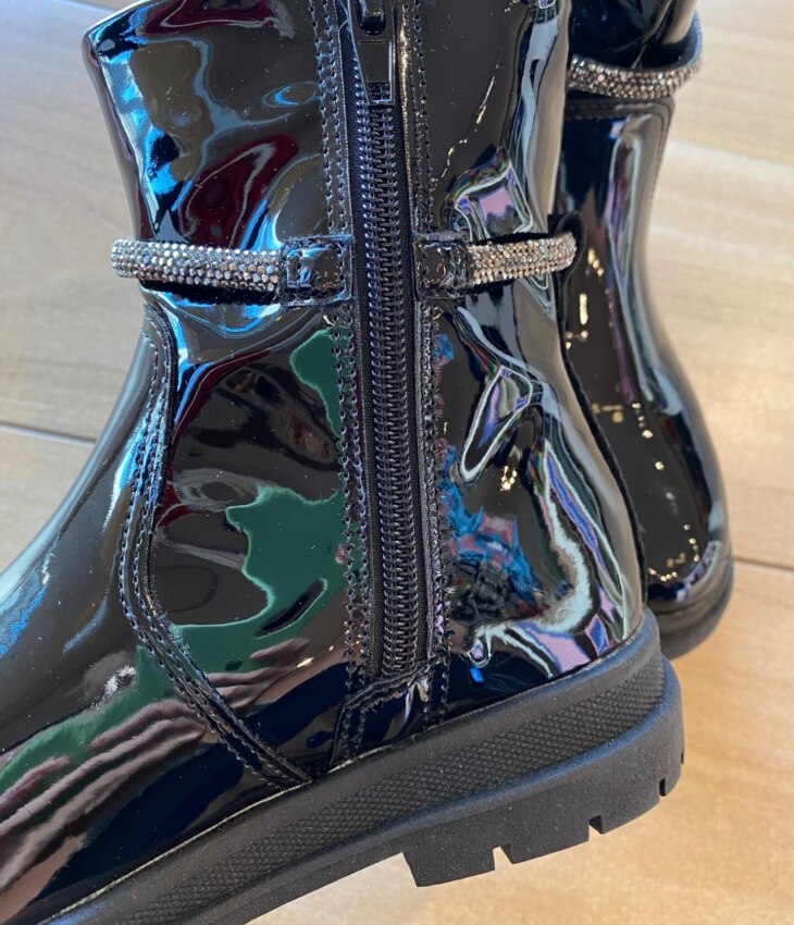 fernandaramoskids com br Bota Infantil Feminina Cano Curto Detalhe em Strass Verniz Preta2