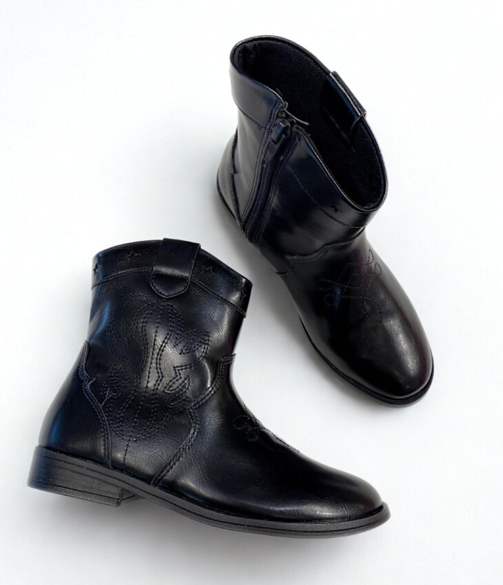 Bota Infantil Feminina Mini Cano Curto com Detalhes Preta Fernanda Ramos Kids