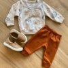 Conjunto Infantil Masculino Blusão Estampa e Calça Jogger Caramelo Fernanda Ramos Kids