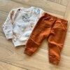 fernandaramoskids com br Conjunto Infantil Masculino Blusão Estampa e Calça Jogger Caramelo2