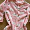 fernandaramoskids com br Pijama Macacão Infantil Feminino Peluciado Estampa Nuvens Rosa1