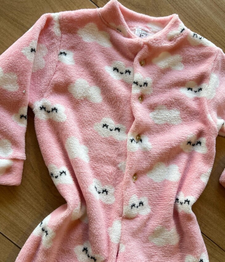fernandaramoskids com br Pijama Macacão Infantil Feminino Peluciado Estampa Nuvens Rosa1