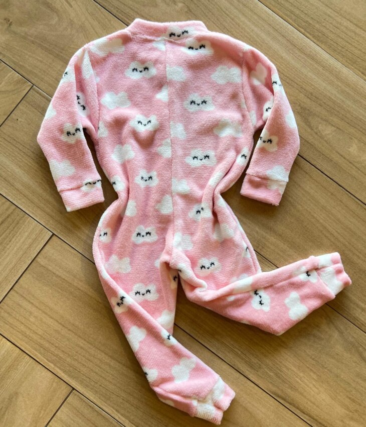 fernandaramoskids com br Pijama Macacão Infantil Feminino Peluciado Estampa Nuvens Rosa2