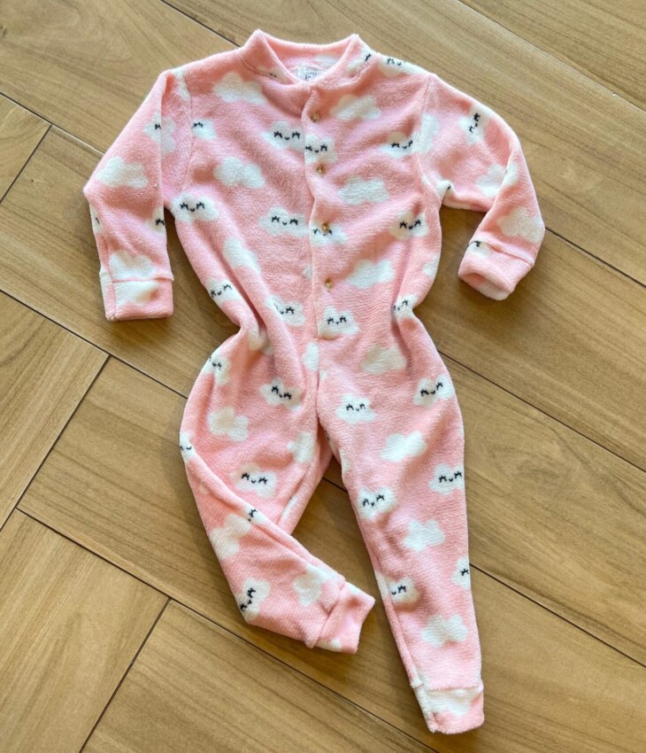 Pijama Macacão Infantil Feminino Peluciado Estampa Nuvens Rosa Fernanda Ramos Kids