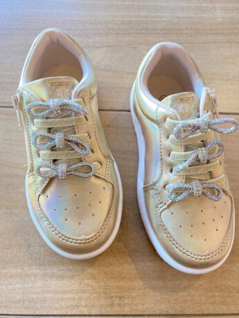 Tênis Infantil Feminino Detalhes em Laços com Strass Dourado Fernanda Ramos Kids