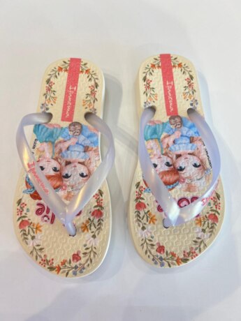 Chinelo Infantil Feminino de Personagem Bege Perola da Fernanda Ramos Kids