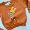 Conjunto Infantil Masculino Blusão Leão e Calça Jogger Marrom Caramelo Fernanda Ramos Kids