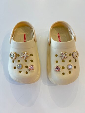 Babuche Infantil Feminino Creme com Pins Decorativos Fernanda Ramos Kids