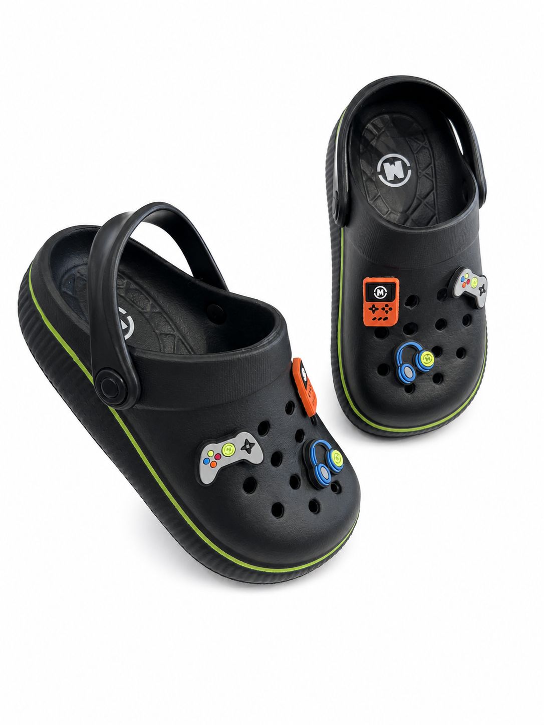 Babuche Infantil Masculino com Pins Game Preto Fernanda Ramos Kids